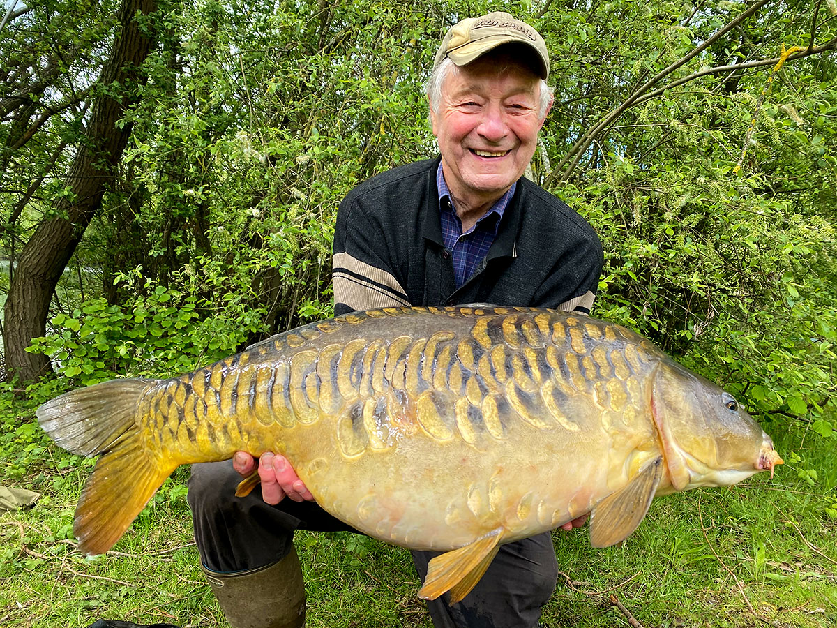 Ian Russell with a nice Common caught at Thorpe Lea Fishery.